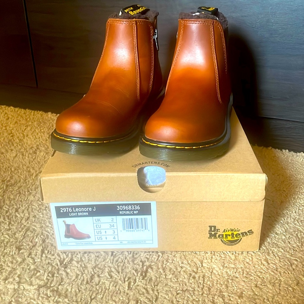Kids Dr Martens Leonore J #30968336 Light Brown US size 3. Brand new in box